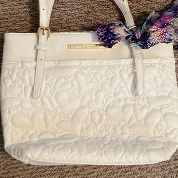 Betsey Johnson White Heart Embossed Shoulder Bag - AS IS 👌 - Picture 3 of 10